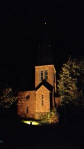 prot kirche dernbach bei nacht
